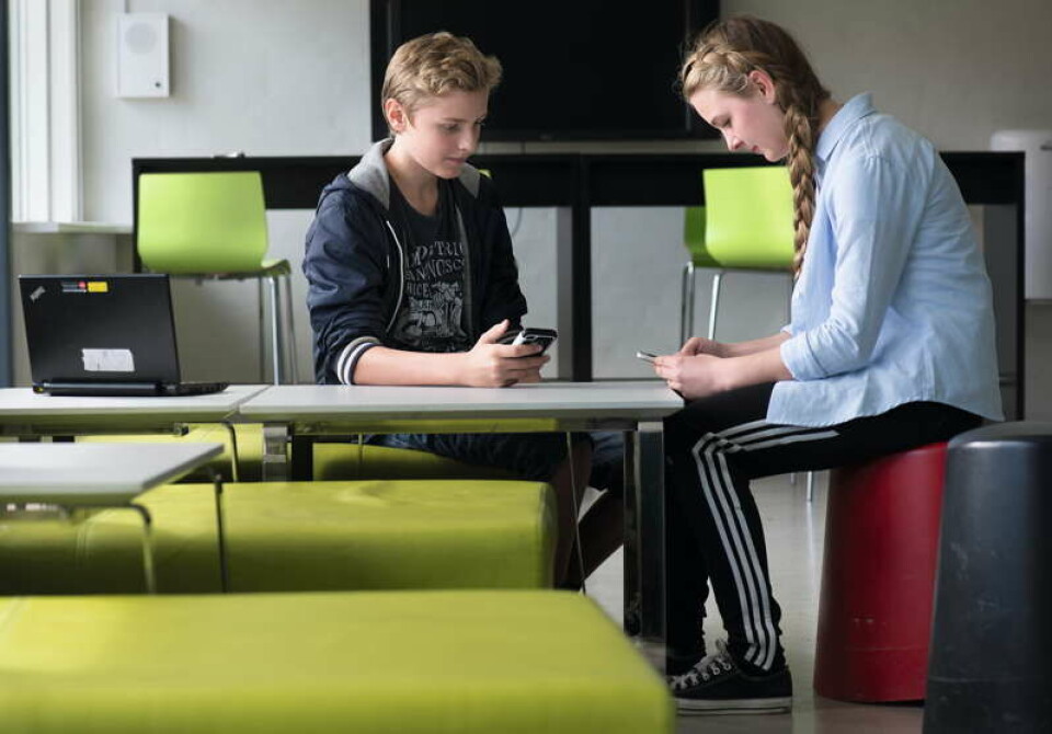 Ny mobilkultur har skærpet Peter og Theresa fra 9. klasses opmærksomhed om, hvornår mobilen skal lægges væk. Men de er glade for, at mobiler stadig er en del af skoledagen.