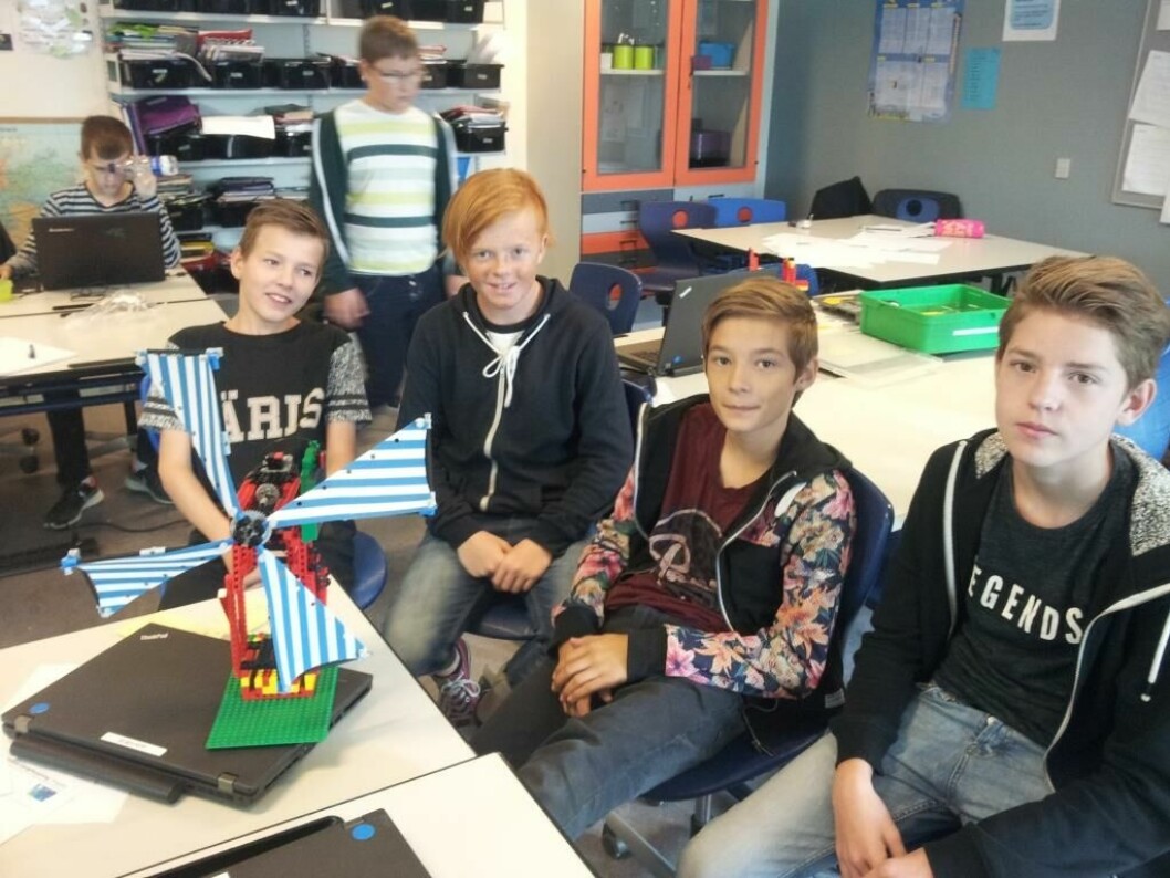 Christian, Malte, Lasse og Nikolej med deres model af vindmølle. Sådan en skal sidde på toppen af lygtepæle sammen med solceller. Energien skal kunne lagres og bruges senere.