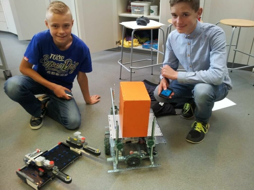 Peter og Andreas med deres robot, der skal med til Holland til ESA-konkurrence