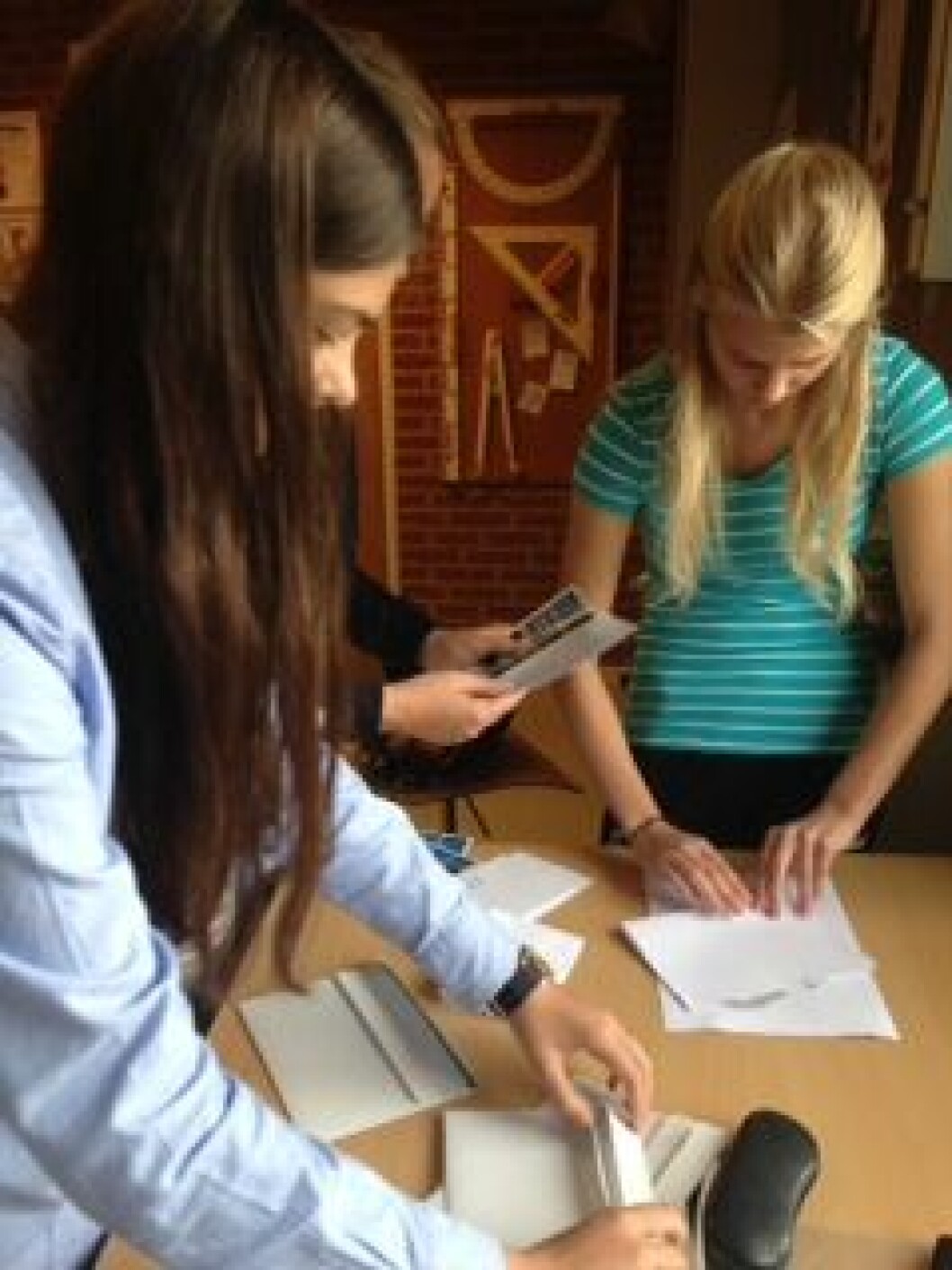 Eleverne i 8.a på Sønderrisskolen skriver og sender postkort til andre europæiske skoler.