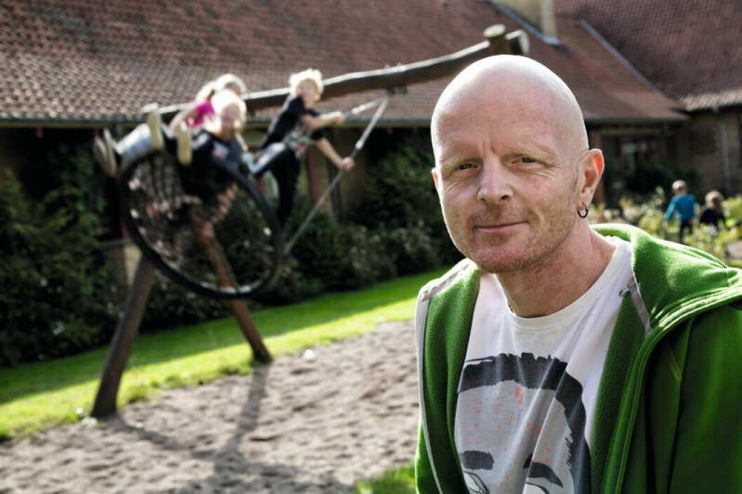 Lockout, skolereform og ledelsesstilen fra Odense Kommune blev for meget for lærer Michael Jensen. Efter et halvt år væk fra folkeskolen er han dog tilbage igen – og det er arbejdsglæden også. Lockout, skolereform og ledelsesstilen fra Odense Kommune blev for meget for lærer Michael Jensen. Efter et halvt år væk fra folkeskolen er han dog tilbage igen – og det er arbejdsglæden også.