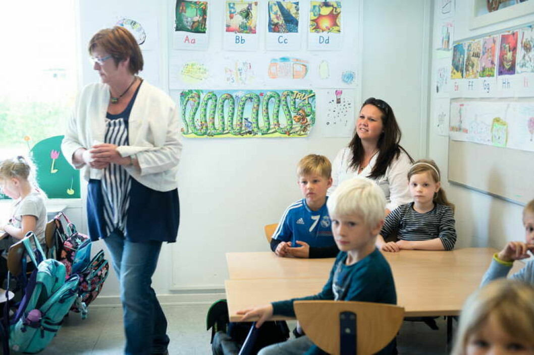 »I skal blive siddende, og hvis I får brug for hjælp, rækker I fingeren op, for der skal være arbejdsro«, forklarer Maj Johansen (til venstre), der får ros af Caroline Hørmann for at gøre det tydeligt for eleverne, hvad de skal.