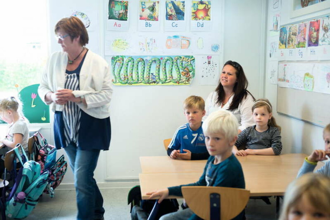 »I skal blive siddende, og hvis I får brug for hjælp, rækker I fingeren op, for der skal være arbejdsro«, forklarer Maj Johansen (til venstre), der får ros af Caroline Hørmann for at gøre det tydeligt for eleverne, hvad de skal. »I skal blive siddende, og hvis I får brug for hjælp, rækker I fingeren op, for der skal være arbejdsro«, forklarer Maj Johansen (til venstre), der får ros af Caroline Hørmann for at gøre det tydeligt for eleverne, hvad de skal.