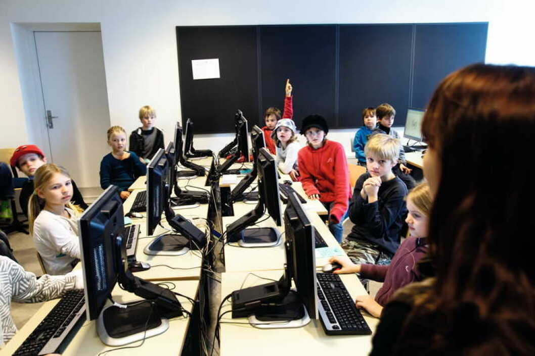 Danske skoleelever skal tage ti obligatoriske test i løbet af deres skoletid. Men man kan også tage testene indimellem som frivillige test, og da Ørum Skole gjorde det, opdagede man, at de samme elevers resultater svingede op og ned. Årsagen ligger formentlig dels i selve skalaen bag de nationale test, dels i, at 45 minutter er alt for kort tid til at beregne elevens faglige niveau, vurderer professor Svend Kreiner. Danske skoleelever skal tage ti obligatoriske test i løbet af deres skoletid. Men man kan også tage testene indimellem som frivillige test, og da Ørum Skole gjorde det, opdagede man, at de samme elevers resultater svingede op og ned. Årsagen ligger formentlig dels i selve skalaen bag de nationale test, dels i, at 45 minutter er alt for kort tid til at beregne elevens faglige niveau, vurderer professor Svend Kreiner.