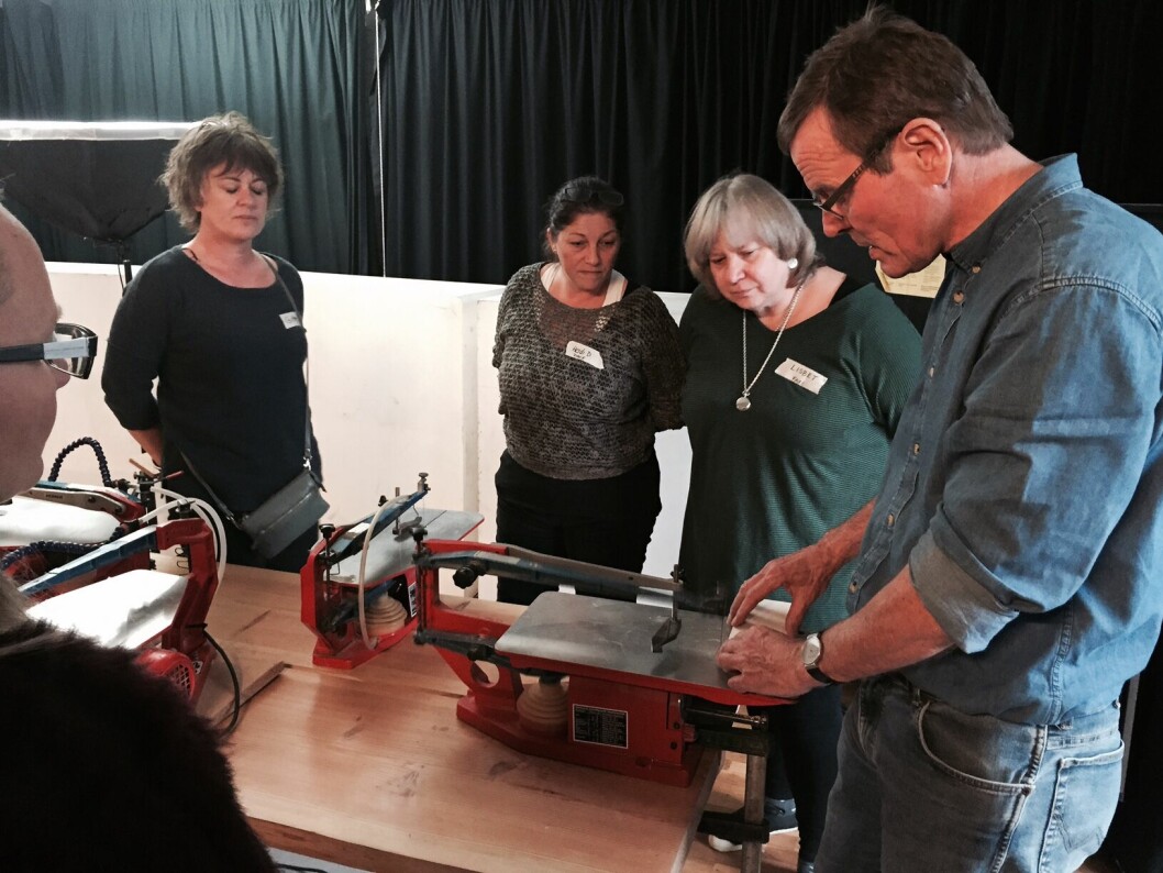 Underviser Ove Eskildsen viser håndarbejdslærerne, hvordan de bruger dekupørsaven
