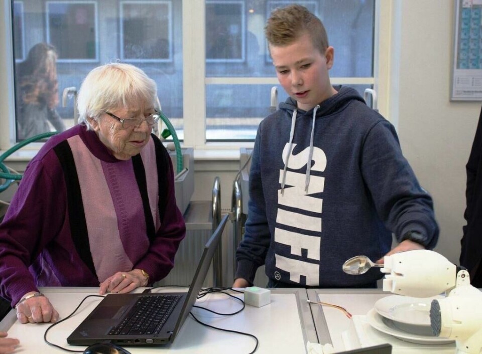 Elever prøver at hjælpe-robotter til plejehjem