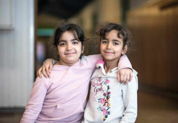 Tvillingerne Rahaf og Ranim elsker at gå i skole. Især når der er sne i frikvartererne, og når de må tegne prinsesser i timerne.