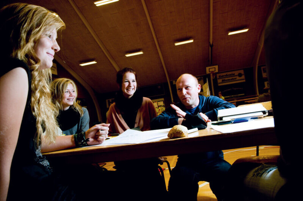 Claus Johansen er lærer på innovationslinjen i 8. klasse. Han er positiv over for de nye linjer, men også bekymret. De sorterer børnene, mener han. (Foto: Palle Peter Skov) Claus Johansen er lærer på innovationslinjen i 8. klasse. Han er positiv over for de nye linjer, men også bekymret. De sorterer børnene, mener han. (Foto: Palle Peter Skov)