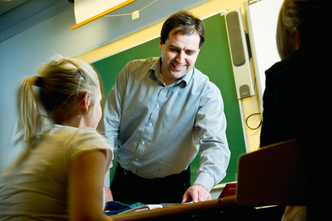 Det tog noget tid for britiske Jonathan Cummins at vænne sig til, at danske elever er på venskabelig fod med lærerne – men han tror, det gør det nemmere at nå det fælles mål, nemlig succes ved afgangsprøven (Foto: Palle Peter Skov)