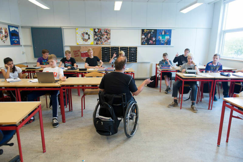 »Jeg har det godt med at bevæge mig og bruge fagter, men mit synshandicap spiller nok også en rolle«, siger Ole Mikkelsen om, at han kommer tæt på eleverne, når han holder oplæg i dansk, matematik og engelsk.