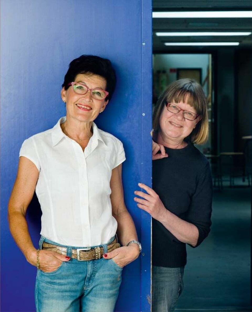Susanne Nielsen (til højre) er assistent for lærer Ingrid Steenstrøm Nielsen. »Jeg ved, det er en kæmpe fordel, at jeg er der, og jeg ved, at skolen bli- ver mere rummelig, fordi jeg kan løse konflikter og forhindre afbrydelser af undervisningen«, fortæller Susanne Nielsen