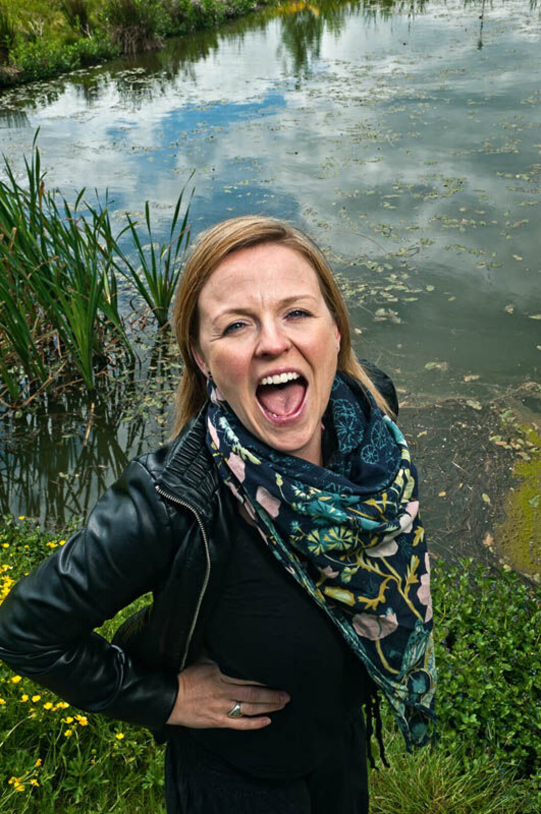 »Mange lærere ved godt, at de skal spænde i maven, når de taler, men det er ikke nok. Man skal også slappe af i kæbe og skulderparti, så der er åbent i halsen«, siger Line Nyvang Warming. »Mange lærere ved godt, at de skal spænde i maven, når de taler, men det er ikke nok. Man skal også slappe af i kæbe og skulderparti, så der er åbent i halsen«, siger Line Nyvang Warming.