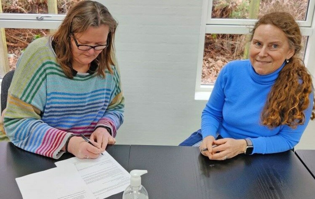 Formand for Odsherreds Lærerkreds, Cristina Even og centerchef Ane Stallknecht, Center for Børn, Familie og Unge, underskriver Odsherred-lærernes nye A20-aftale.