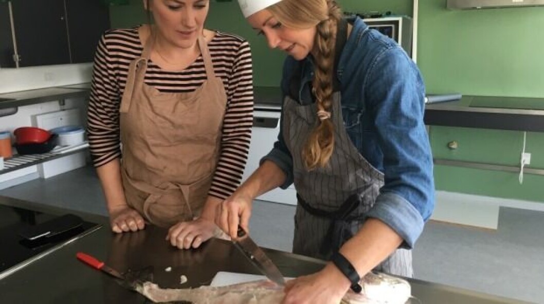 Maria Grube til venstre er vegetar. Det er en overvindelse for hende at filetere fisken. Maria Grube til venstre er vegetar. Det er en overvindelse for hende at filetere fisken.
