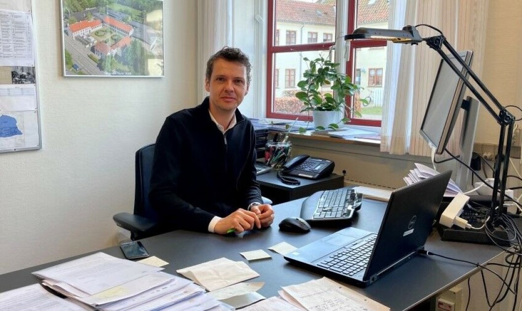 Politikerne er nødt til at finde en måde at tage hensyn til, at nogle elever næsten ikke har fået fysisk undervisning, mener Thomas Svenne Langkjær. Han er leder af Sengeløse Skole i en landsby, hvor der næsten ikke har været coronasmitte. Alligevel er skolen lukket, fordi den ligger i Høje-Taastrup Kommune, hvor smitten er høj. Politikerne er nødt til at finde en måde at tage hensyn til, at nogle elever næsten ikke har fået fysisk undervisning, mener Thomas Svenne Langkjær. Han er leder af Sengeløse Skole i en landsby, hvor der næsten ikke har været coronasmitte. Alligevel er skolen lukket, fordi den ligger i Høje-Taastrup Kommune, hvor smitten er høj.