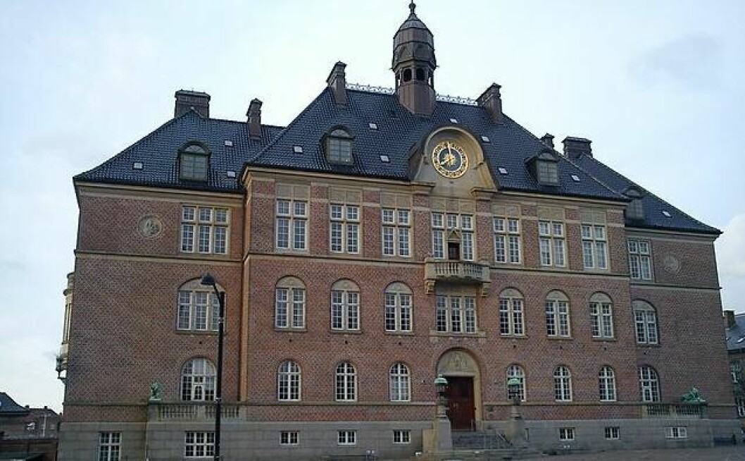 En tidligere elev kunne have opnået erstatning, hvis morens advokat havde anlagt sag an mod skole og kommune tids nok, vurderer retten i Aarhus.