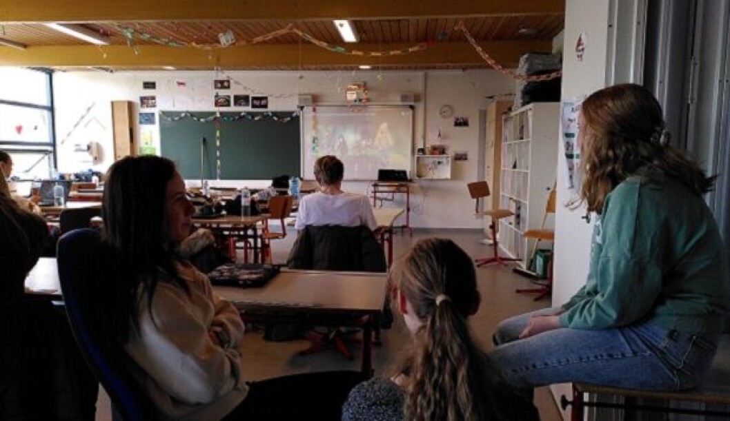 Guirlanderne hænger stadig i loftet i 9.b. på Sengeløse Skole. Julepynten nåede aldrig ned inden eleverne blev hjemsendt. Guirlanderne hænger stadig i loftet i 9.b. på Sengeløse Skole. Julepynten nåede aldrig ned inden eleverne blev hjemsendt.