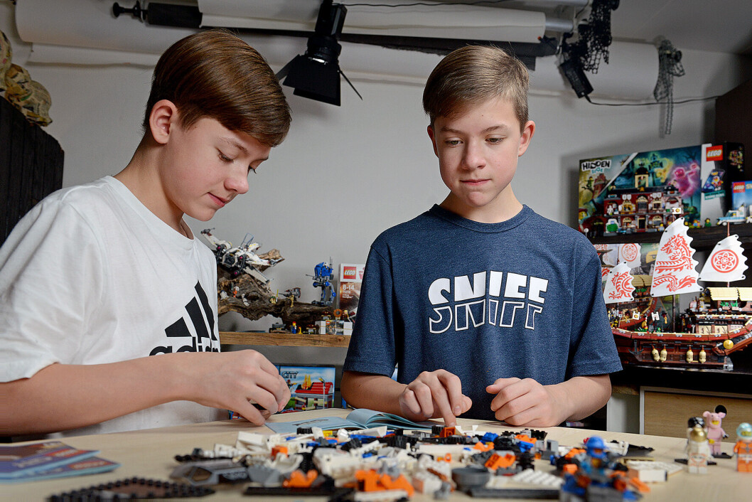 Anders og Martin har møjsommeligt sorteret deres Lego for at kunne sælge klodserne til til fordel for et år på en ordblindeefterskole. Deres skoleleder ser ikke salget som en kritik af skolens indsats for sine ordblinde elever. Anders og Martin har møjsommeligt sorteret deres Lego for at kunne sælge klodserne til til fordel for et år på en ordblindeefterskole. Deres skoleleder ser ikke salget som en kritik af skolens indsats for sine ordblinde elever.