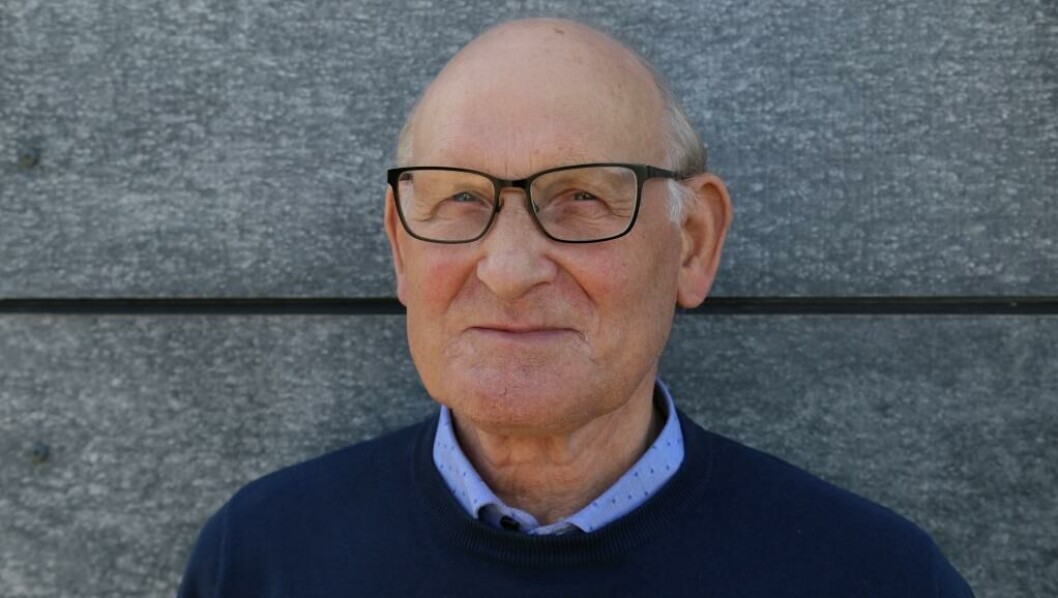 78-årige Erling Grøn-Jensen nyder at være lærer, og blandt kollegaerne på Vemmedrupskolen er han kendt for sit gode humør, sin mødestabilitet og gode sangkundskaber. Til fejringer blandt kollegaer stiller han gerne op med solosang fra både Højskolesangbogen eller Frank Sinatra. 78-årige Erling Grøn-Jensen nyder at være lærer, og blandt kollegaerne på Vemmedrupskolen er han kendt for sit gode humør, sin mødestabilitet og gode sangkundskaber. Til fejringer blandt kollegaer stiller han gerne op med solosang fra både Højskolesangbogen eller Frank Sinatra.