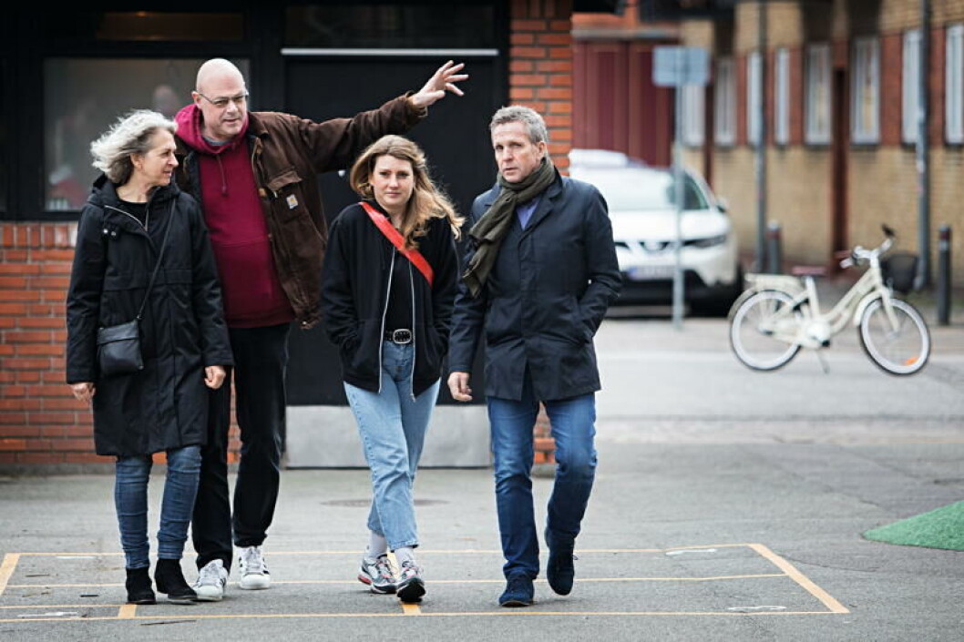 Blågård Skole i København har et blandet skoledistrikt, forklarer lærer Johan Elkjær (bagest), da han og kollegerne Pil Zeeberg og Lisbeth Bøttcher (yderst) går sammen med formand for 3F, Per Christensen, gennem skolegården. Blågård Skole i København har et blandet skoledistrikt, forklarer lærer Johan Elkjær (bagest), da han og kollegerne Pil Zeeberg og Lisbeth Bøttcher (yderst) går sammen med formand for 3F, Per Christensen, gennem skolegården.
