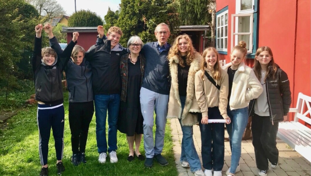 Hans-Henrik Holm og hustruen Nancy med deres syv børnebørn, som alle har været igennem bedstefarskole og kokkeskole hjemme hos deres bedsteforældre.