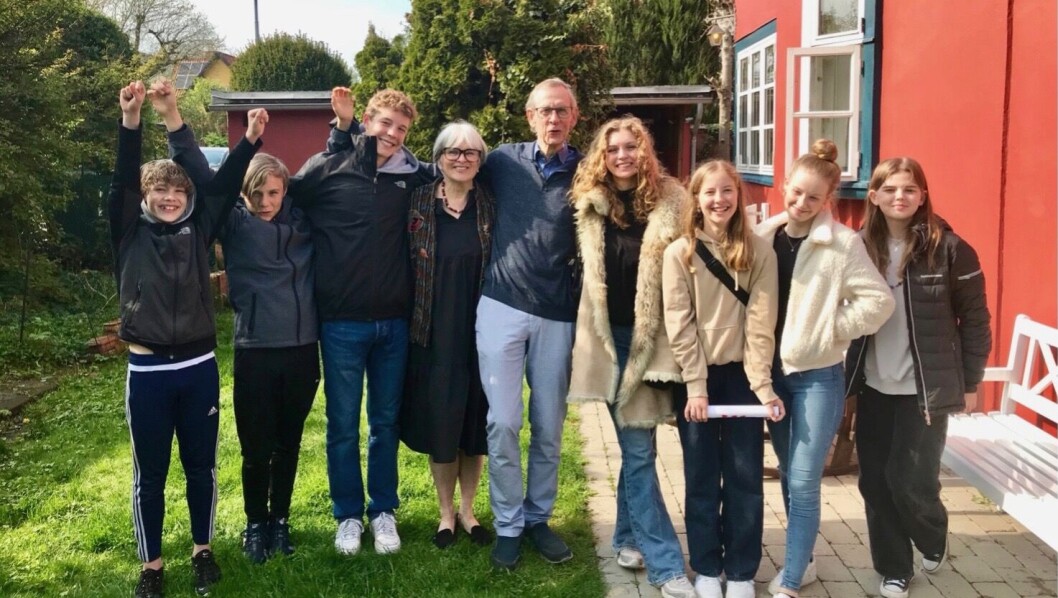 Hans-Henrik Holm og hustruen Nancy med deres syv børnebørn, som alle har været igennem bedstefarskole og kokkeskole hjemme hos deres bedsteforældre. Hans-Henrik Holm og hustruen Nancy med deres syv børnebørn, som alle har været igennem bedstefarskole og kokkeskole hjemme hos deres bedsteforældre.