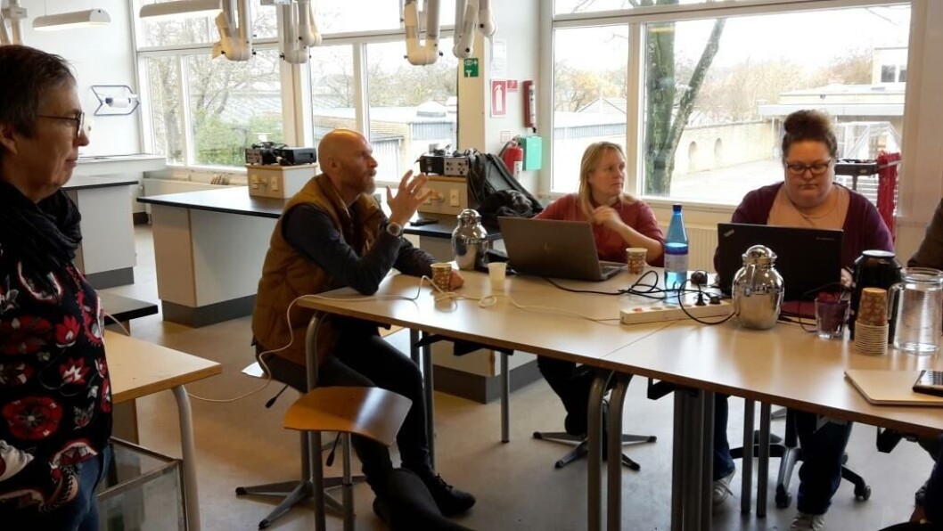 Efteruddannelse på Østerbyskolen i Vejen - undervisere er Morten Barasinski skolekonsulent i Silkeborg og Mette Hesselholt Hansen fra Via, der står for undervisningen. Udviklingskonsulent i Vejen Jette Hildebrandt Andersen ses til venstre og lærer Katrine Guldbrandt til højre Efteruddannelse på Østerbyskolen i Vejen - undervisere er Morten Barasinski skolekonsulent i Silkeborg og Mette Hesselholt Hansen fra Via, der står for undervisningen. Udviklingskonsulent i Vejen Jette Hildebrandt Andersen ses til venstre og lærer Katrine Guldbrandt til højre