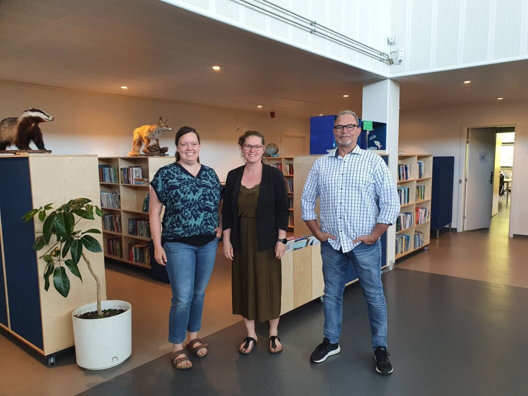 Udskolingslærerne Stine Wangsgaard Andreasen og Henriette Skalshøi Christensen og skoleleder Mikael Frederiksen er bekymrede for, om deres elever bliver grebet, når de går ud af Lillebjerg Skole. Udskolingslærerne Stine Wangsgaard Andreasen og Henriette Skalshøi Christensen og skoleleder Mikael Frederiksen er bekymrede for, om deres elever bliver grebet, når de går ud af Lillebjerg Skole.