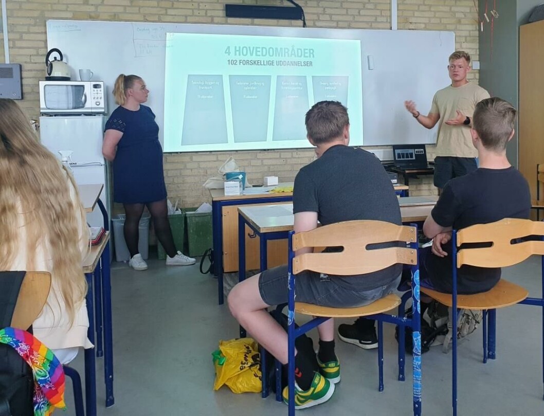 Simone og Tom er unge rollemodeller, der fortæller udskolingseleverne om deres uddannelser. Simone og Tom er unge rollemodeller, der fortæller udskolingseleverne om deres uddannelser.
