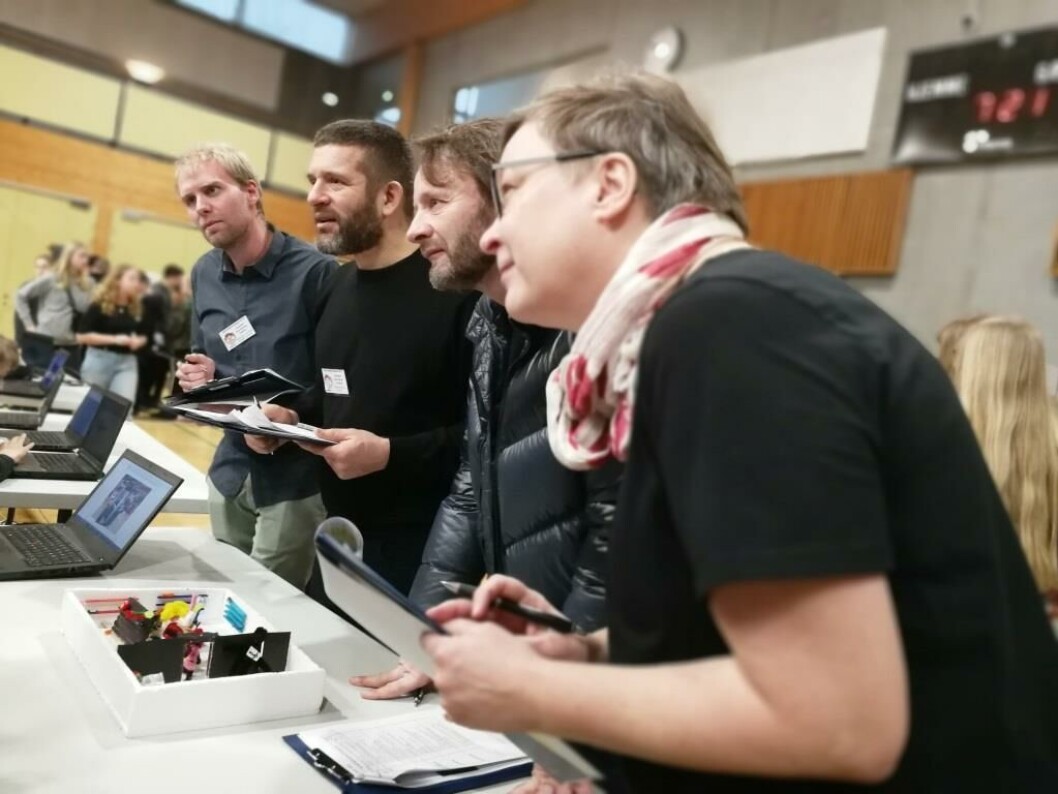 Dommerne i den nationale kategori er i gang med at lytte og notere. Fra højre ses lektor ved professionshøjskolen Absalon Malene Erkmann, underviser på Køge Handelsskole Flemming Wervog, chefkonsulent ved Stil David Garde-Tschertok og pædagogisk it-konsulent i Ringsted Kommune Emil Ellekrog Zeuthen. Dommerne i den nationale kategori er i gang med at lytte og notere. Fra højre ses lektor ved professionshøjskolen Absalon Malene Erkmann, underviser på Køge Handelsskole Flemming Wervog, chefkonsulent ved Stil David Garde-Tschertok og pædagogisk it-konsulent i Ringsted Kommune Emil Ellekrog Zeuthen.