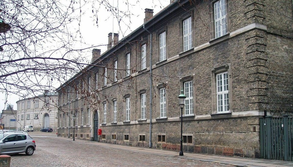 Antallet af medarbejdere i ministeriernes departementer og styrelser - her Børne- og Undervisningsministeriets departement på Frederiksholms Kanal - er steget voldsomt de senere år.