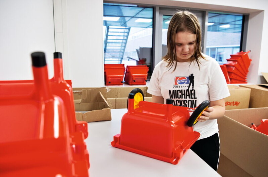 STU Viborg tilbyder forskellige linjer til skolens elever. På værkstedslinjens fabrik arbejdes der blandt andet med lagerarbejde. STU Viborg tilbyder forskellige linjer til skolens elever. På værkstedslinjens fabrik arbejdes der blandt andet med lagerarbejde.