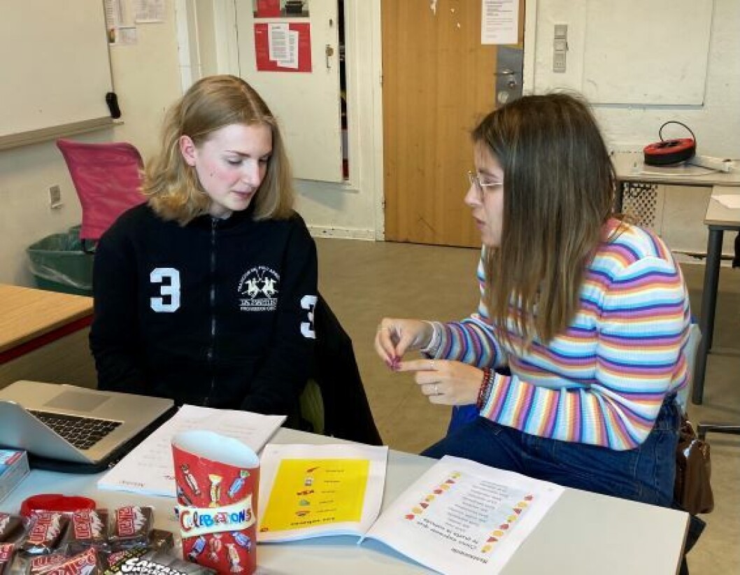Maja (elev) og Paula M. (lærerstuderende) arbejder med 'vacaciones' (ferier) i Rikke Engbo Andersens spansktime. De lærerstuderende fortalte bl.a. eleverne om skolesystemet i Spanien, forskellige sprog i landet og om forskellige genrer inden for musik. Maja (elev) og Paula M. (lærerstuderende) arbejder med 'vacaciones' (ferier) i Rikke Engbo Andersens spansktime. De lærerstuderende fortalte bl.a. eleverne om skolesystemet i Spanien, forskellige sprog i landet og om forskellige genrer inden for musik.