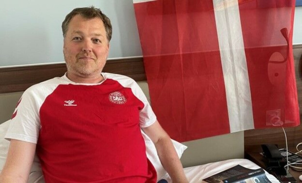 Søren Riis-Jensen på det hotelværelse, hvor han og hans mor har været spærret inde i godt fem døgn. De har klaret det uden at blive alvorligt uvenner - men de har i den grad også fælles interesser - Chelsea F.C. og så det danske landshold. Søren Riis-Jensen på det hotelværelse, hvor han og hans mor har været spærret inde i godt fem døgn. De har klaret det uden at blive alvorligt uvenner - men de har i den grad også fælles interesser - Chelsea F.C. og så det danske landshold.