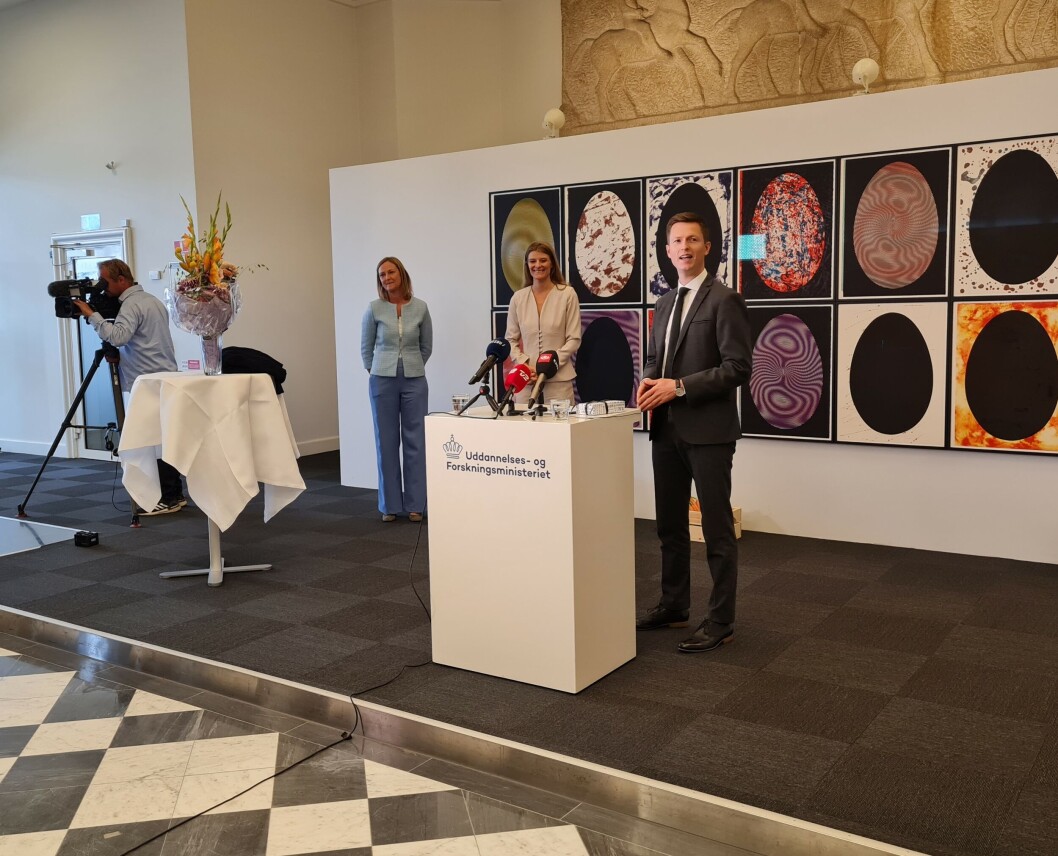 Jesper Petersen overtog i dag tøjlerne i uddannelses- og forskningsministeriet fra Ane Halsboe-Jørgensen, der er ny kirke- og kulturminister. Jesper Petersen overtog i dag tøjlerne i uddannelses- og forskningsministeriet fra Ane Halsboe-Jørgensen, der er ny kirke- og kulturminister.
