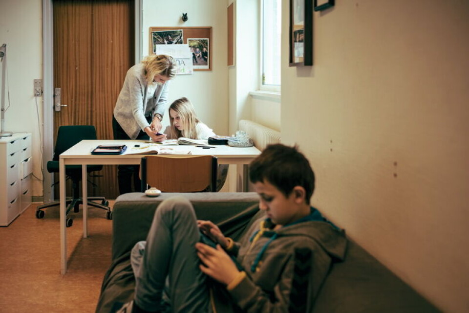 I et lille ekstra rum ved siden af klasselokalet kan elever med særlige behov trække sig tilbage, når de har brug for en stille pause. Her kan støttelærer Nina Kørvel også bedre forklare svære opgaver igen uden at forstyrre resten af klassen.