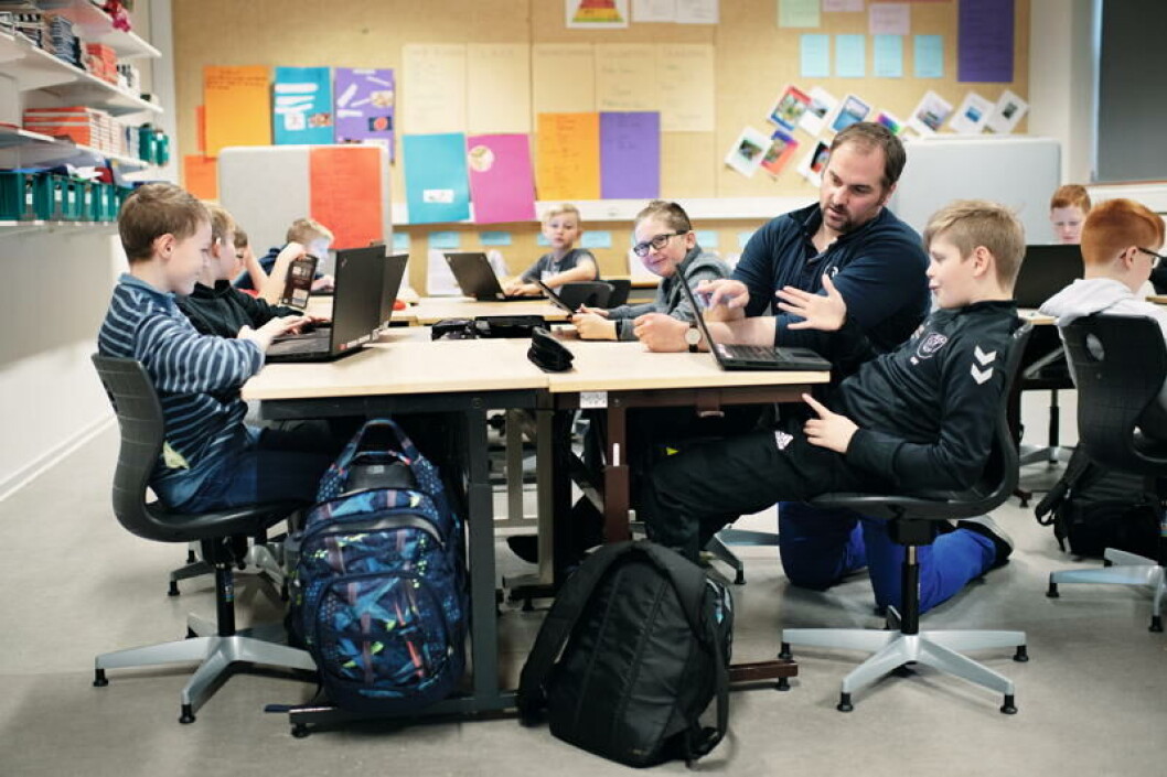 I den ene klasse på Brattingsborgskolen går der udelukkende drenge, »og så må vi jo lære de drenge at omgås piger fra de andre årgange på skolen«, siger skoleleder Michael Flarup. I den ene klasse på Brattingsborgskolen går der udelukkende drenge, »og så må vi jo lære de drenge at omgås piger fra de andre årgange på skolen«, siger skoleleder Michael Flarup.