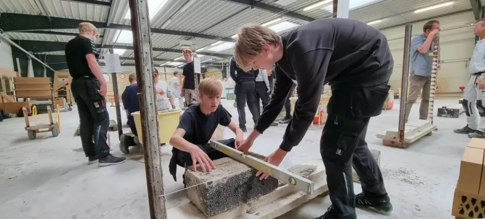 Elever i 8. klasse i Hjørring får indblik i murerfaget