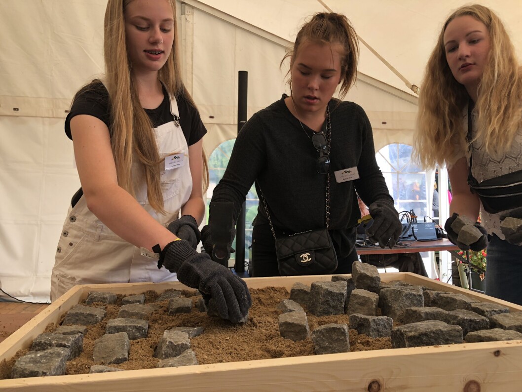 Deltagerne i Special Skills bliver blandt andet udfordret i opgaver til hænderne. Deltagerne i Special Skills bliver blandt andet udfordret i opgaver til hænderne.