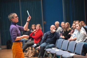 Pernille Pind mener, at der skal være plads til at fordybe sig. Når hun for eksempel læser en artikel i bladet »Matematik«, er hun nødt til lige at løse det geometriske bevis, forklarer hun salen fuld af matematiklærere. Pernille Pind mener, at der skal være plads til at fordybe sig. Når hun for eksempel læser en artikel i bladet »Matematik«, er hun nødt til lige at løse det geometriske bevis, forklarer hun salen fuld af matematiklærere.