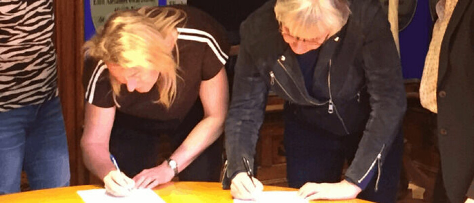 Benedikte Kiær og Vera Sandby Hansen skriver under på den nye aftale.