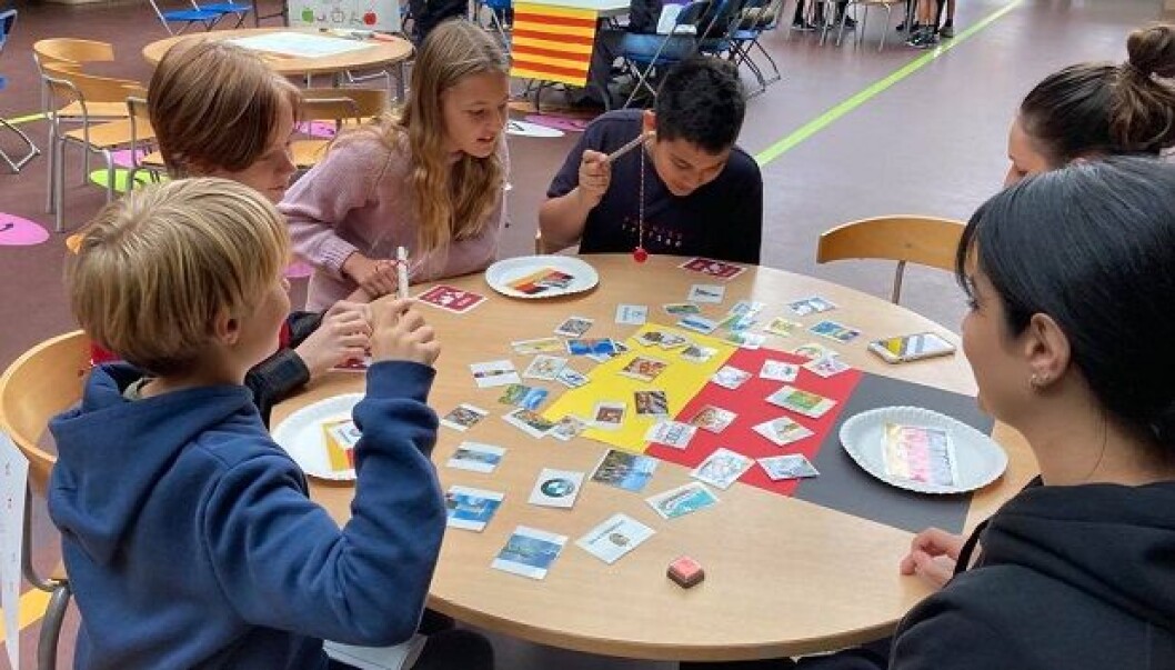 Eleverne på Skovvangsskolen kom Europa rundt under markeringen af Europæisk Sproglæringsdag. Her er eleverne landet i en af de tyske sprogboder. Eleverne på Skovvangsskolen kom Europa rundt under markeringen af Europæisk Sproglæringsdag. Her er eleverne landet i en af de tyske sprogboder.