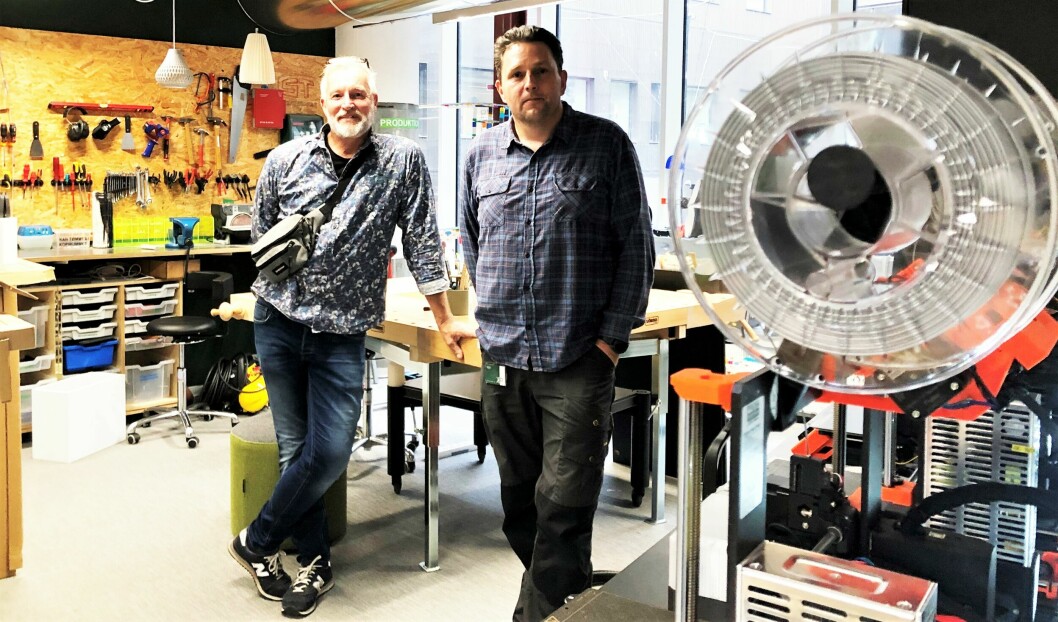 Lars Nilsson og Martin Thun kommer med hver sin faglighed ind i samarbejdet om digitale teknologier i håndværk og design. I future classroom er der mulighed for 3d-print og lidt klassisk håndværk. Men skal man for alvor arbejde fysisk med materialerne skal et par etager ned i håndværk og designlokalet.