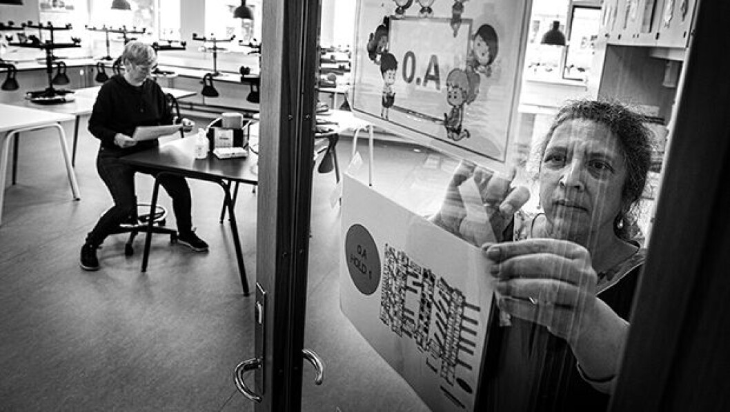 “Ledelsen på skolen lægger et enormt pres på, for at vi lærere skal skaffe et godt karaktersnit hjem til skolen, og samtidig gør man meget ud af at fortælle, at gode karakterer er til elevernes gavn. På den måde bliver ledelsen i stand til at manipulere os lærere til at gøre ting, vi godt ved er forkerte”, siger Martin Haaning, der tidligere var lærer på Søndervangskolen. “Ledelsen på skolen lægger et enormt pres på, for at vi lærere skal skaffe et godt karaktersnit hjem til skolen, og samtidig gør man meget ud af at fortælle, at gode karakterer er til elevernes gavn. På den måde bliver ledelsen i stand til at manipulere os lærere til at gøre ting, vi godt ved er forkerte”, siger Martin Haaning, der tidligere var lærer på Søndervangskolen.