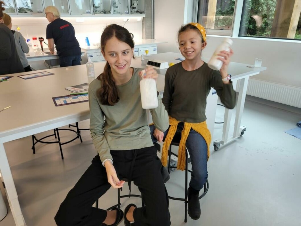 Elever fra Allerslev Skole ryster vaskeflaskerne grundigt, så de kan vaske pletterne af. Enzymjagten hos Life.