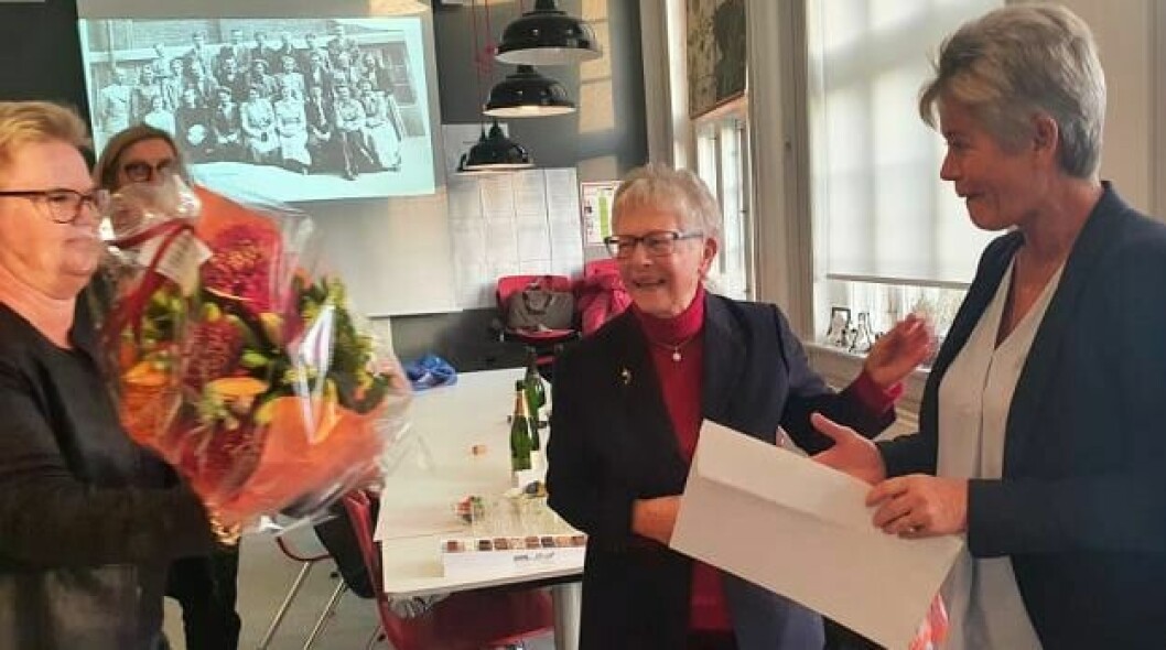 Formand for undervisningsudvalget i DLF Regitze Flannov ønskede tillykke til tillidsrepræsentant Helen Zachariassen (yderst til højre), da prisuddeler Hanne Nisted afslørede særprisen til årets uddeling af Ove Lunds og Hanne Nisteds Lærerpris.