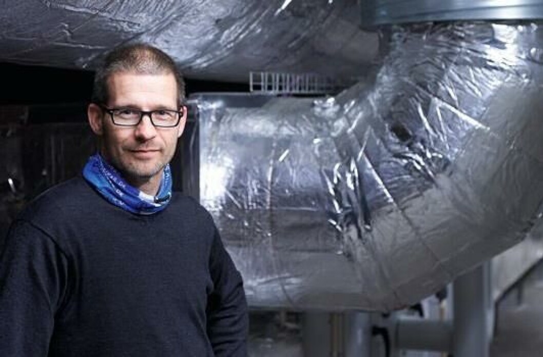 Flemming Johansen foran et af de ventilationsrør, som har givet frik luft i klasselokalerne på Åvangsskolen. Se hvordan de ser ud i klasselokalerne på de følgende billeder. Flemming Johansen foran et af de ventilationsrør, som har givet frik luft i klasselokalerne på Åvangsskolen. Se hvordan de ser ud i klasselokalerne på de følgende billeder.