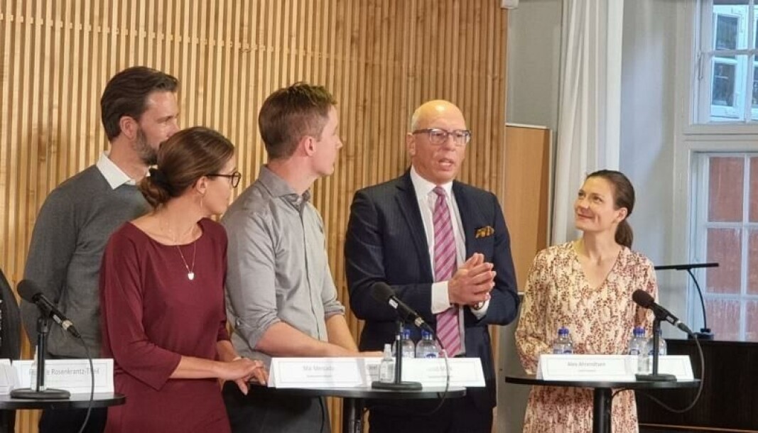 Alex Ahrendtsen var synligt rørt ved ved præsentationen af den brede aftale om det nye testsystem. I går erklærede han i folketingssalen, at aftalen Alex Ahrendtsen var synligt rørt ved ved præsentationen af den brede aftale om det nye testsystem. I går erklærede han i folketingssalen, at aftalen