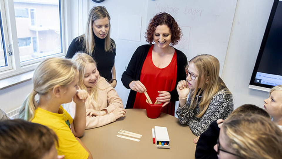 Grupperne bliver dannet tilfældigt i hver lektion i det tænkende rum. Lærerne Line Maj Møller og Maria Sørensen trækker tre pinde, og det er så en gruppe.
