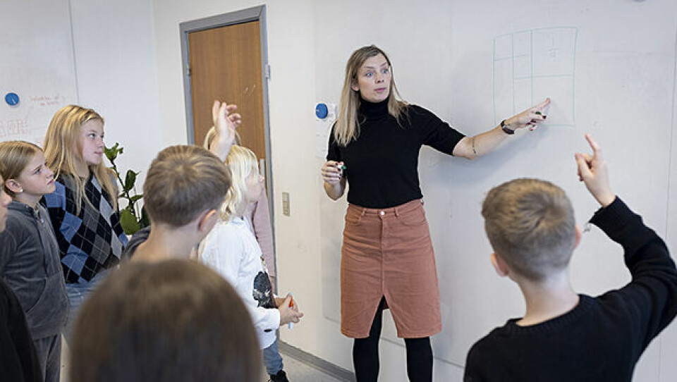 Matematikvejleder Line Maj Møller sørger for ikke at give eleverne for meget hjælp. De skal udfordres til selv at tale og tænke sig til løsninger i grupperne.